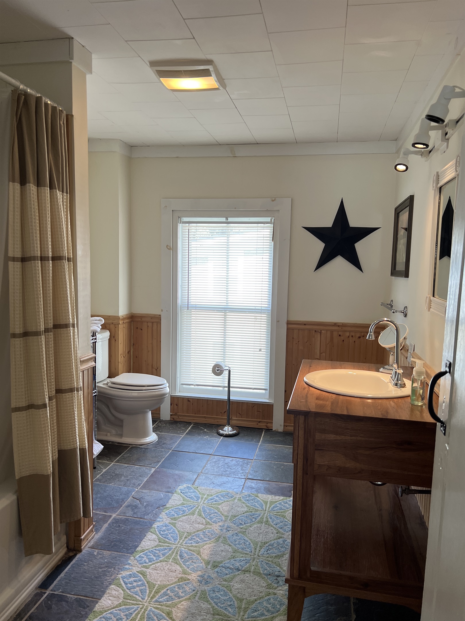 2nd Floor full bathroom.