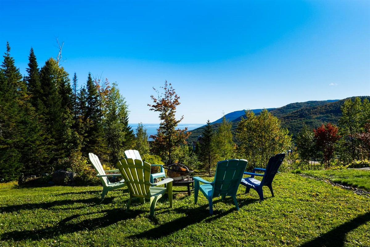Chaises Adirondack face au fleuve et aux montagnes de Charlevoix