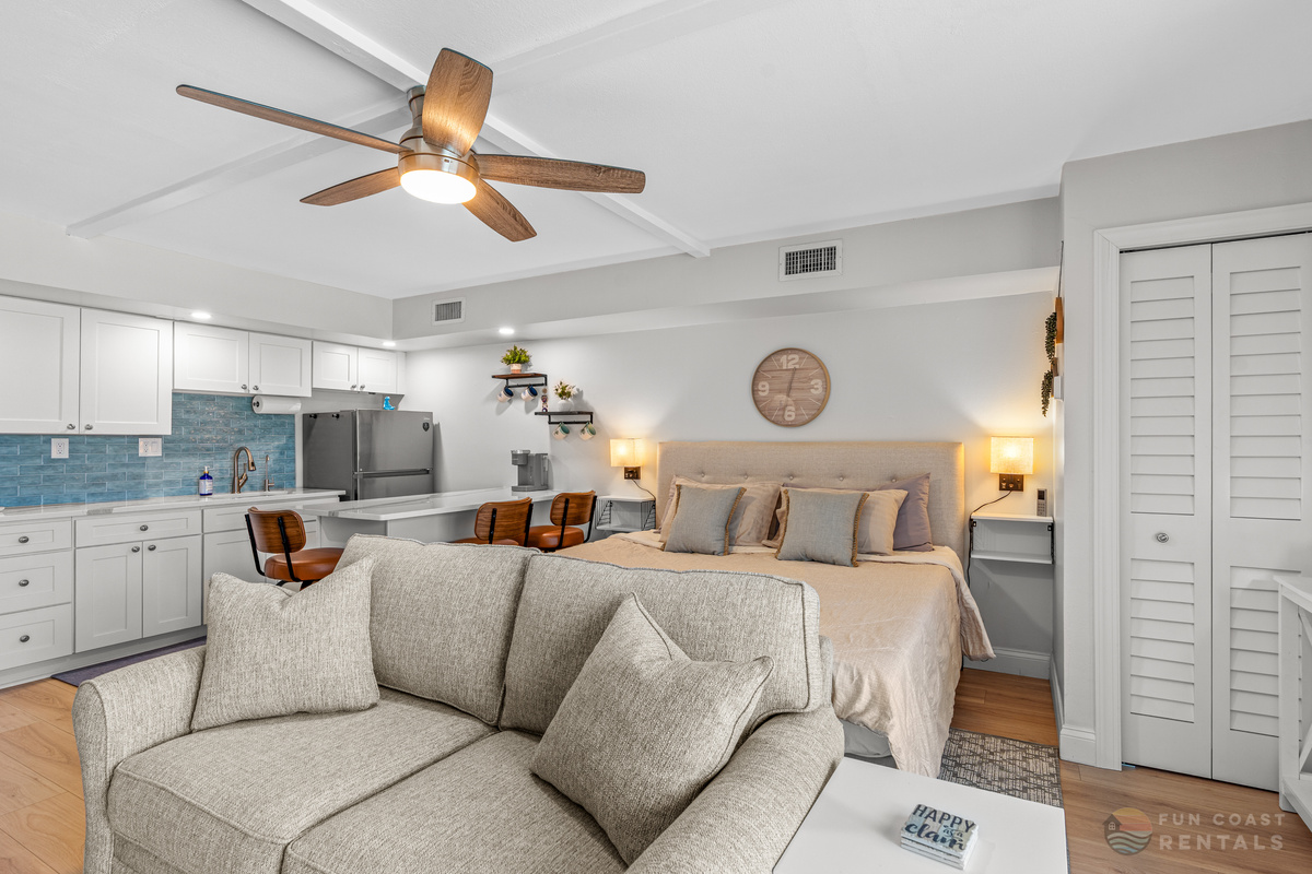 Studio with King Bed and Lounging Area