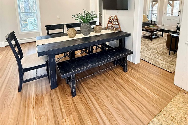 Dining Area w/ 7 chairs