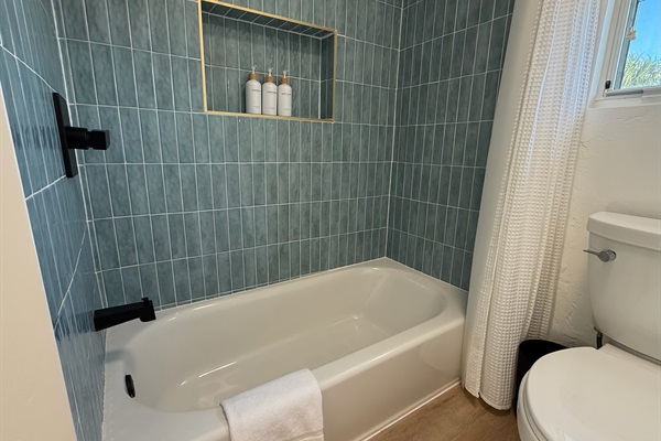 Beautifully tiled bathtub to bring in the serenity of the ocean blue