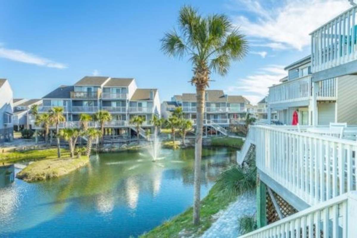 Step through the back deck gate knowing the little ones and dogs stay safe while you take in the Gulf breeze.