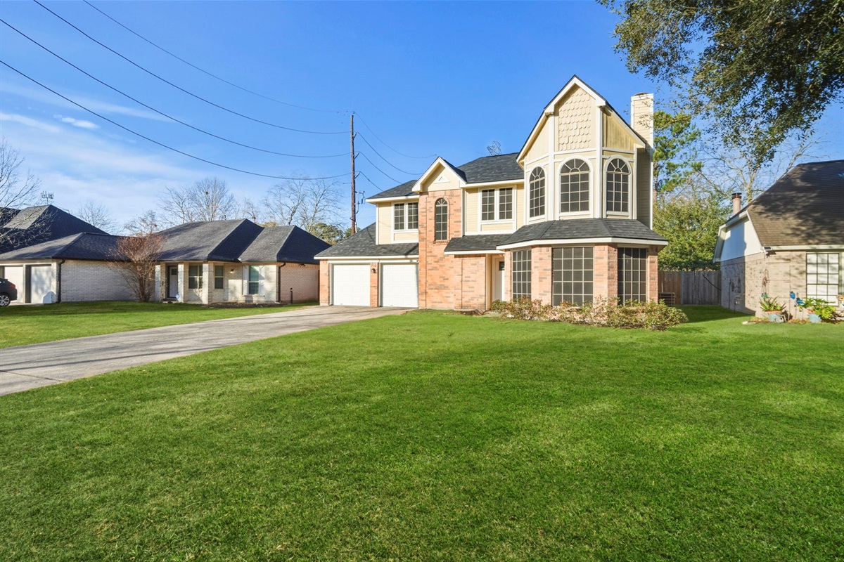 Room for everyone inside and out — large driveway, 2-car garage, and easy access to Houston attractions.