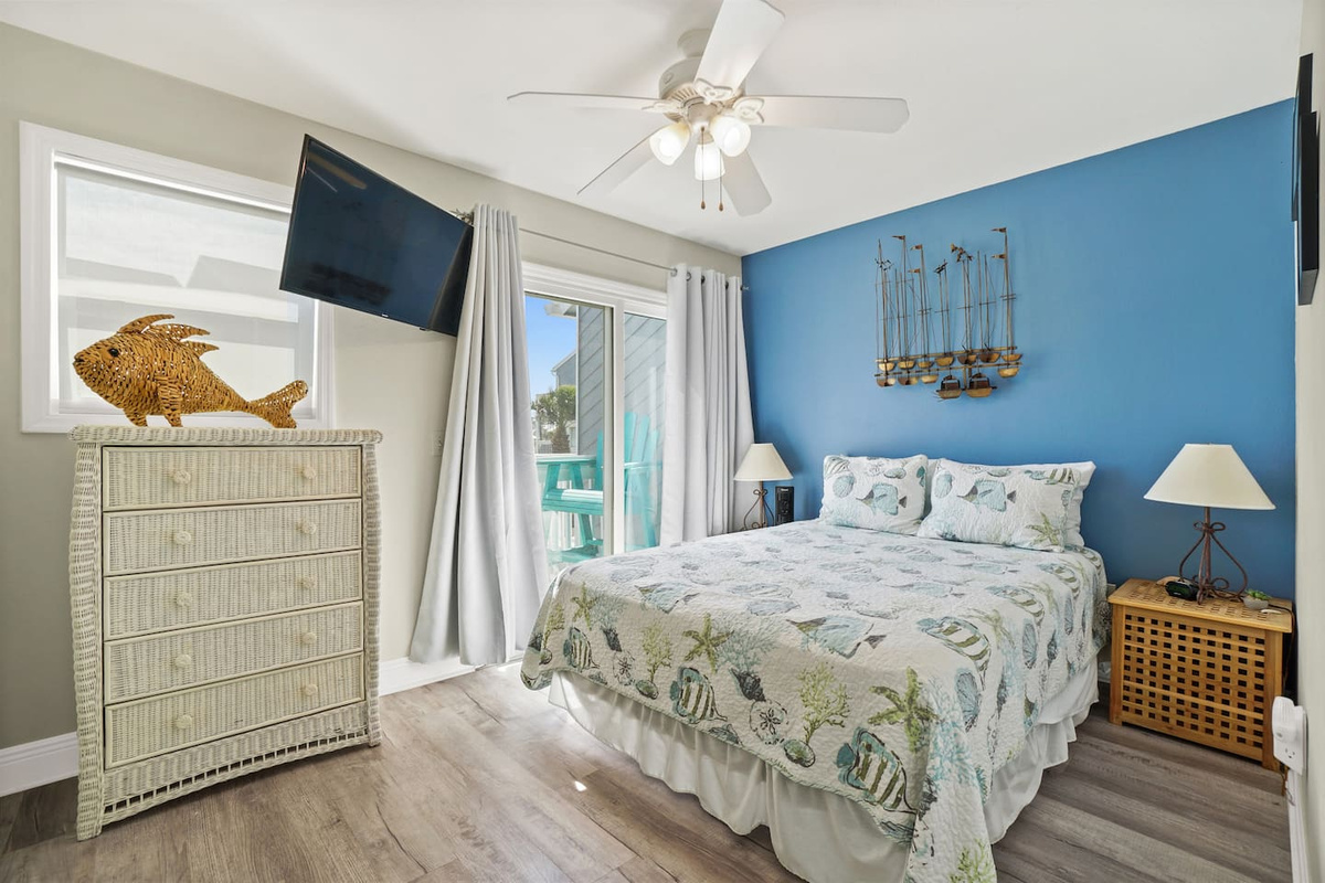 Roll into the well- appointed queen room after a full day &mdash; TV's there if you're not quite ready for sleep.