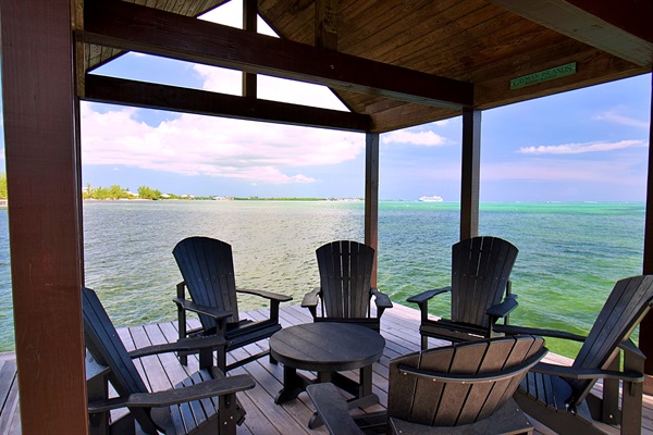 Cabana Dock — Waterfront Moments Await