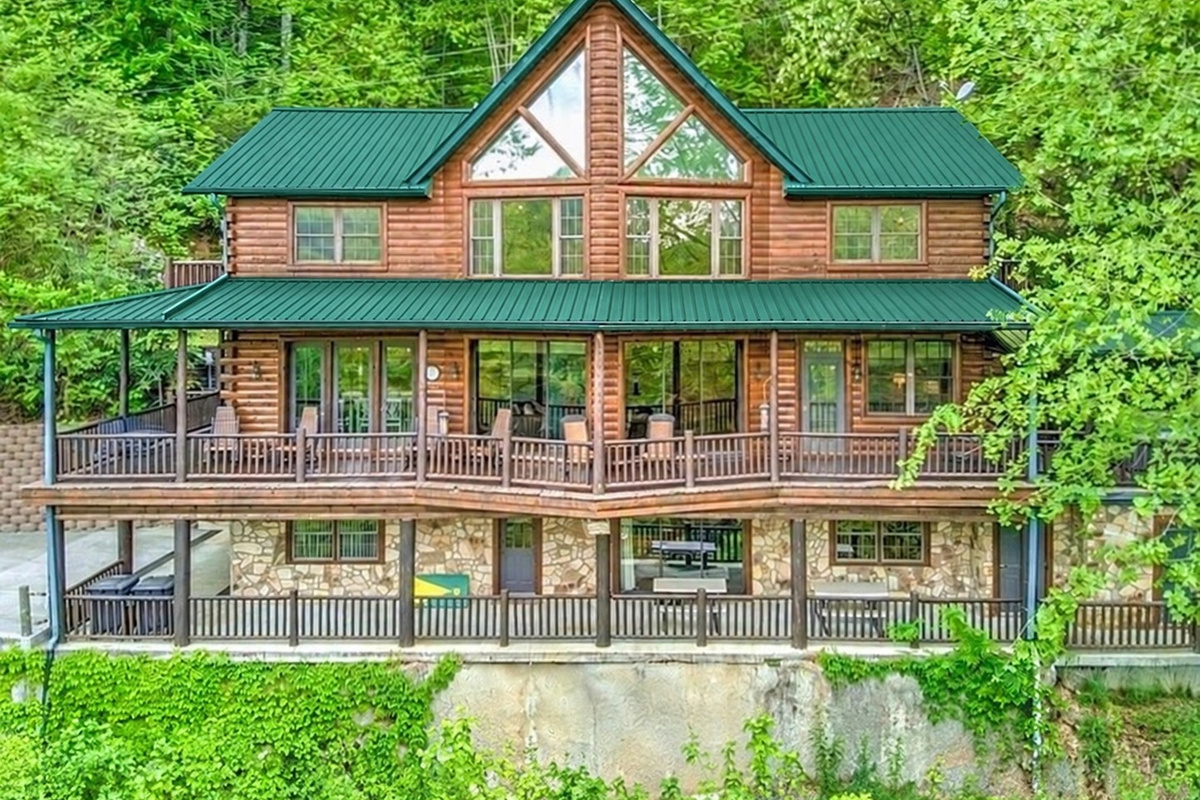 Log cabin perched on a peaceful mountain ridge with views of the Oconaluftee River below
