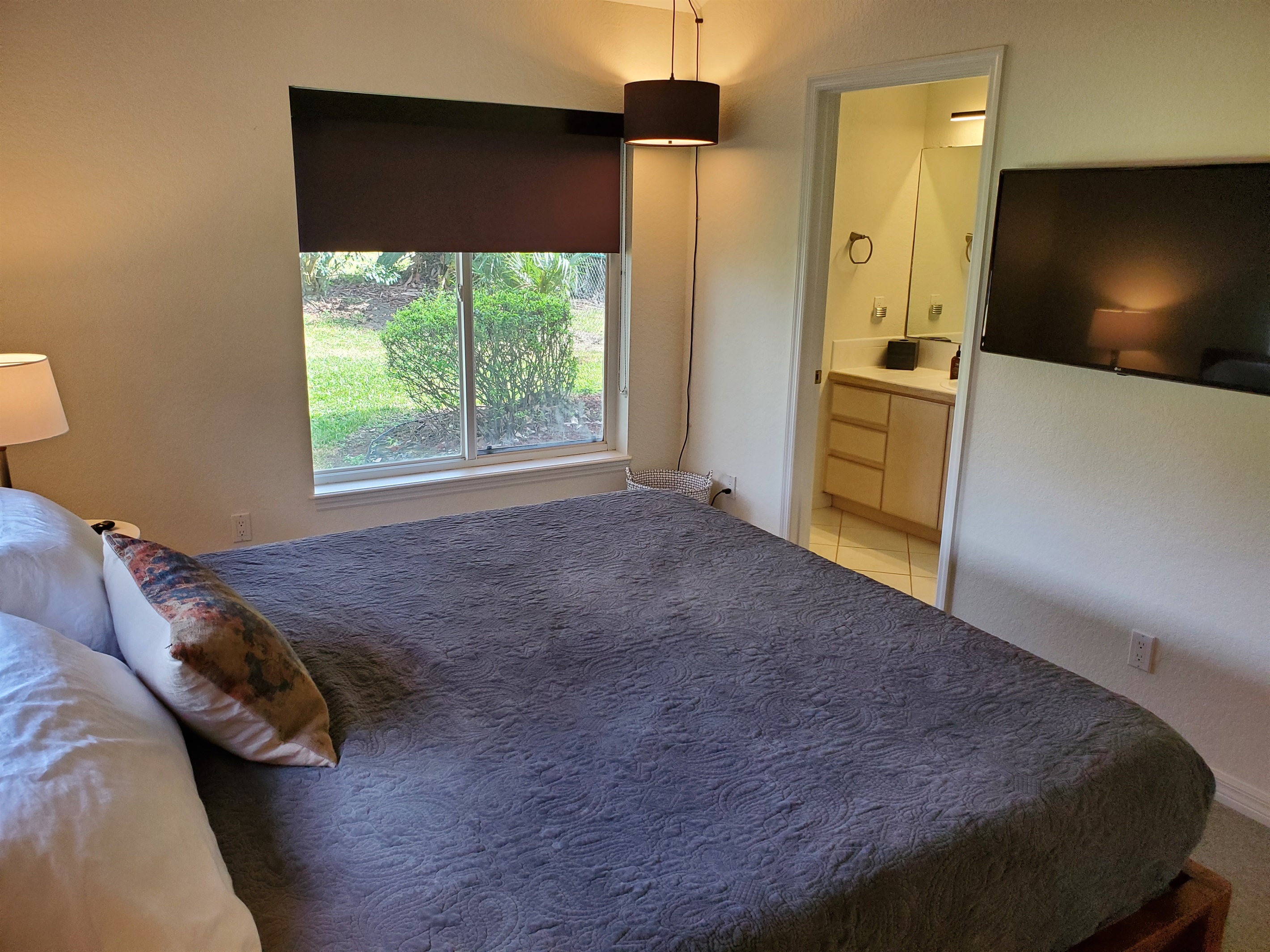 2nd King bedroom with private bath and TV