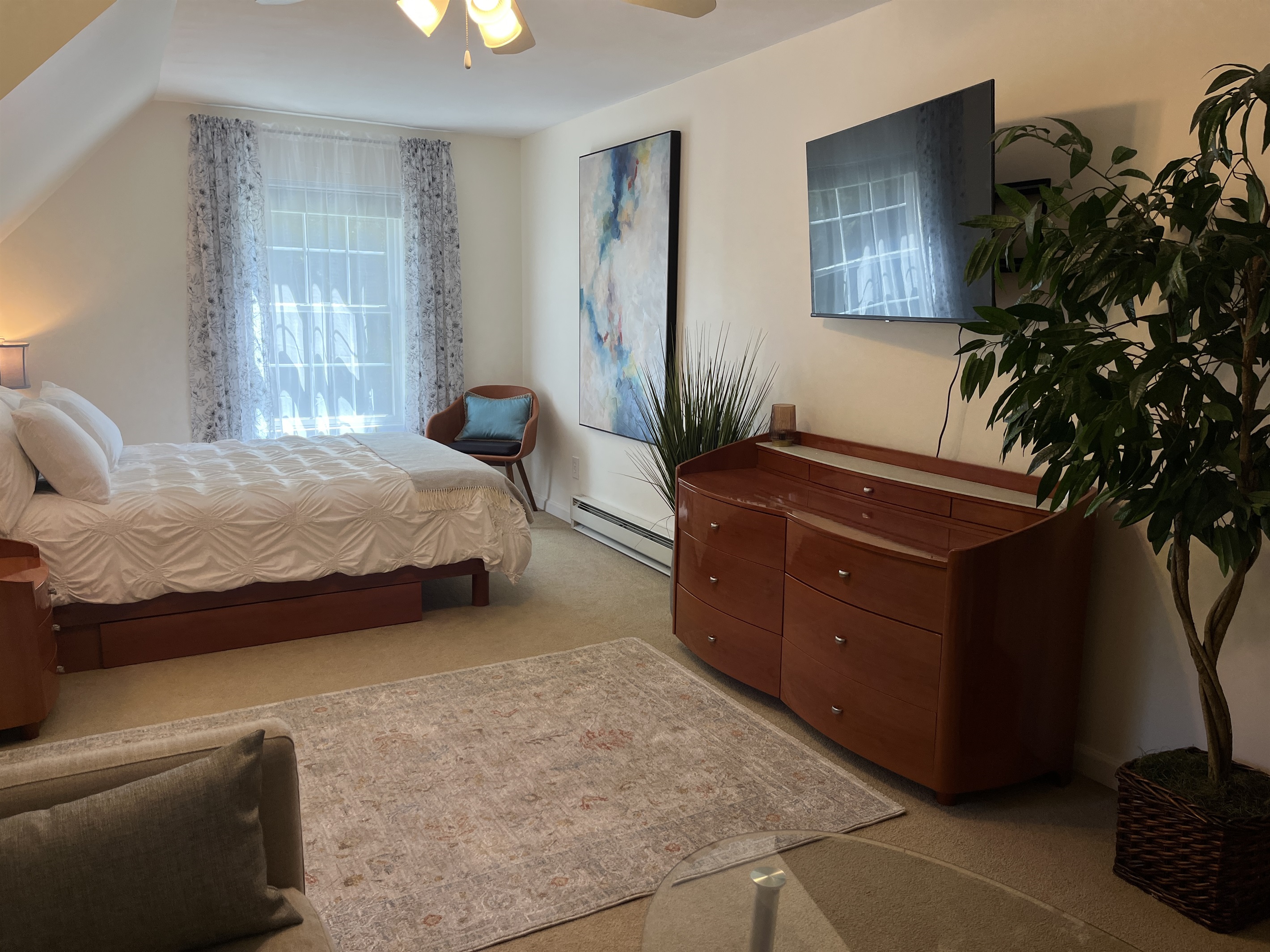 2nd floor Queen #1 - Upstairs Suite