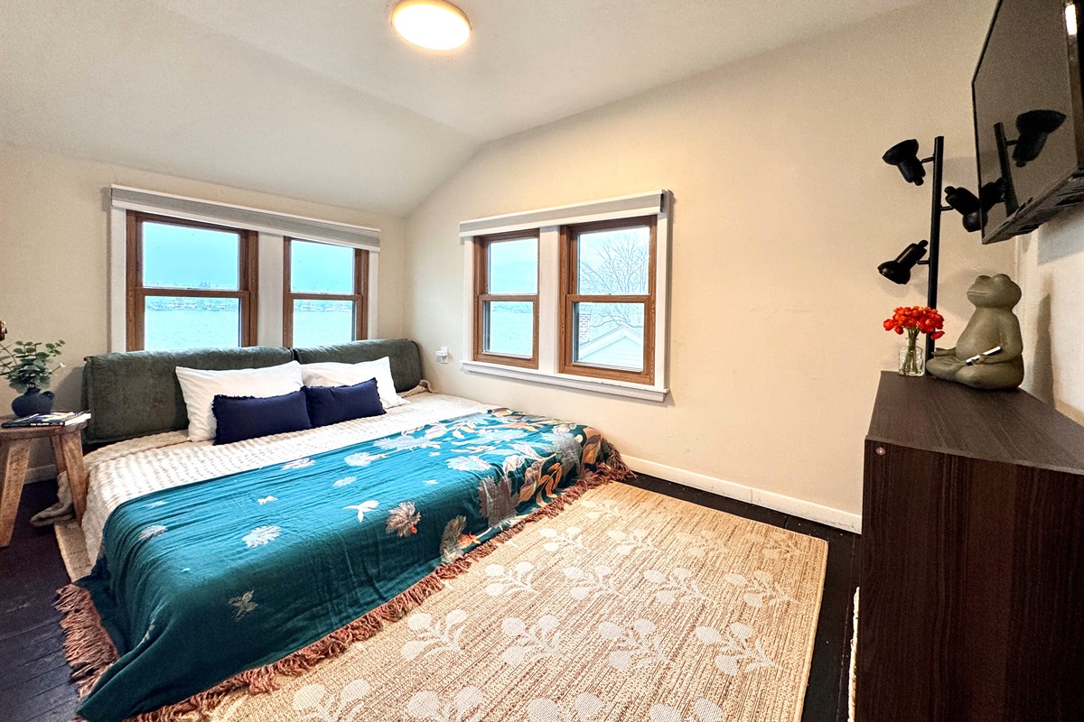 Bedroom 3 converted to King bed. Inner spring base and mattress cover for a great nights sleep!