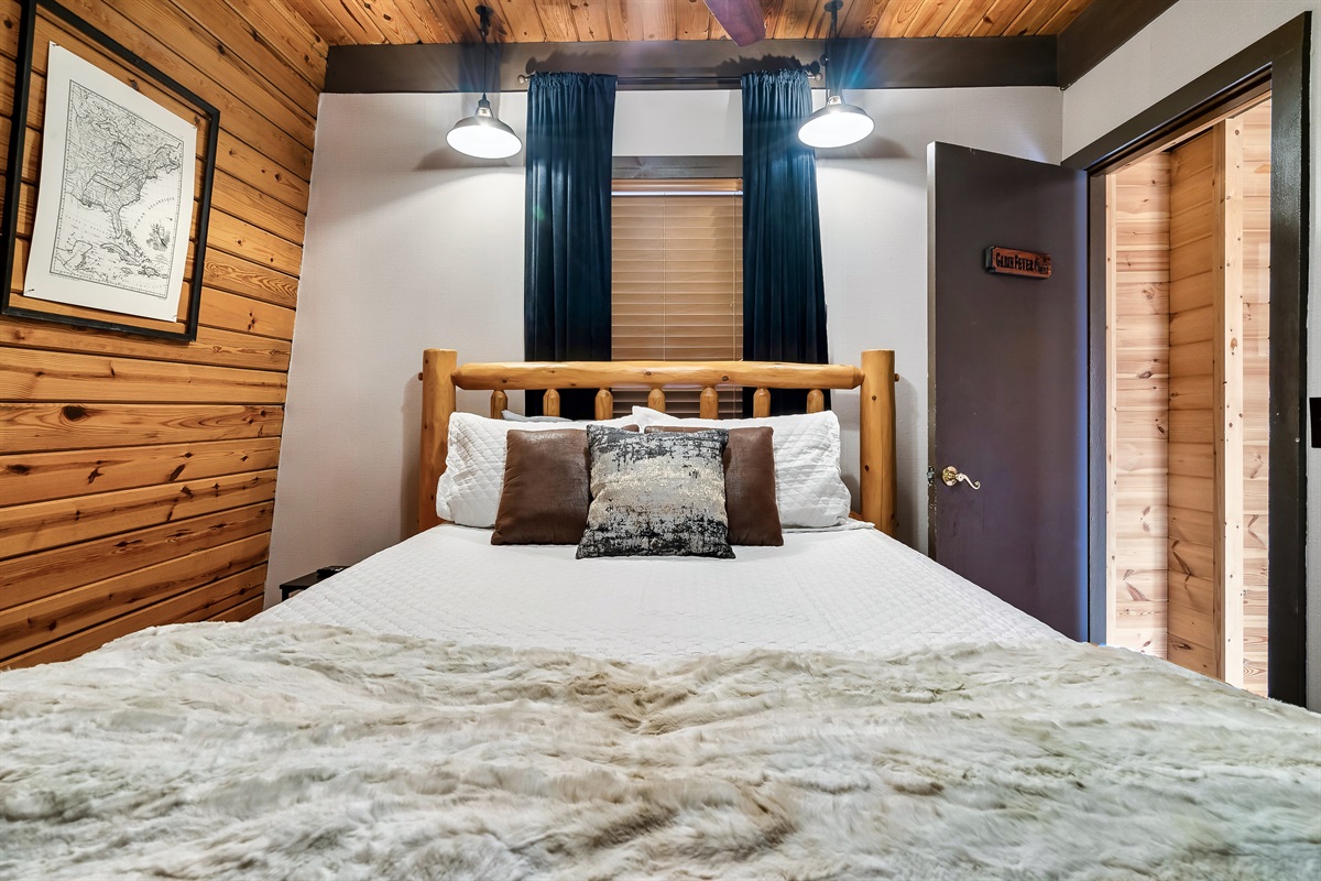 Main level bedroom with 40" TV, Queen size bed.