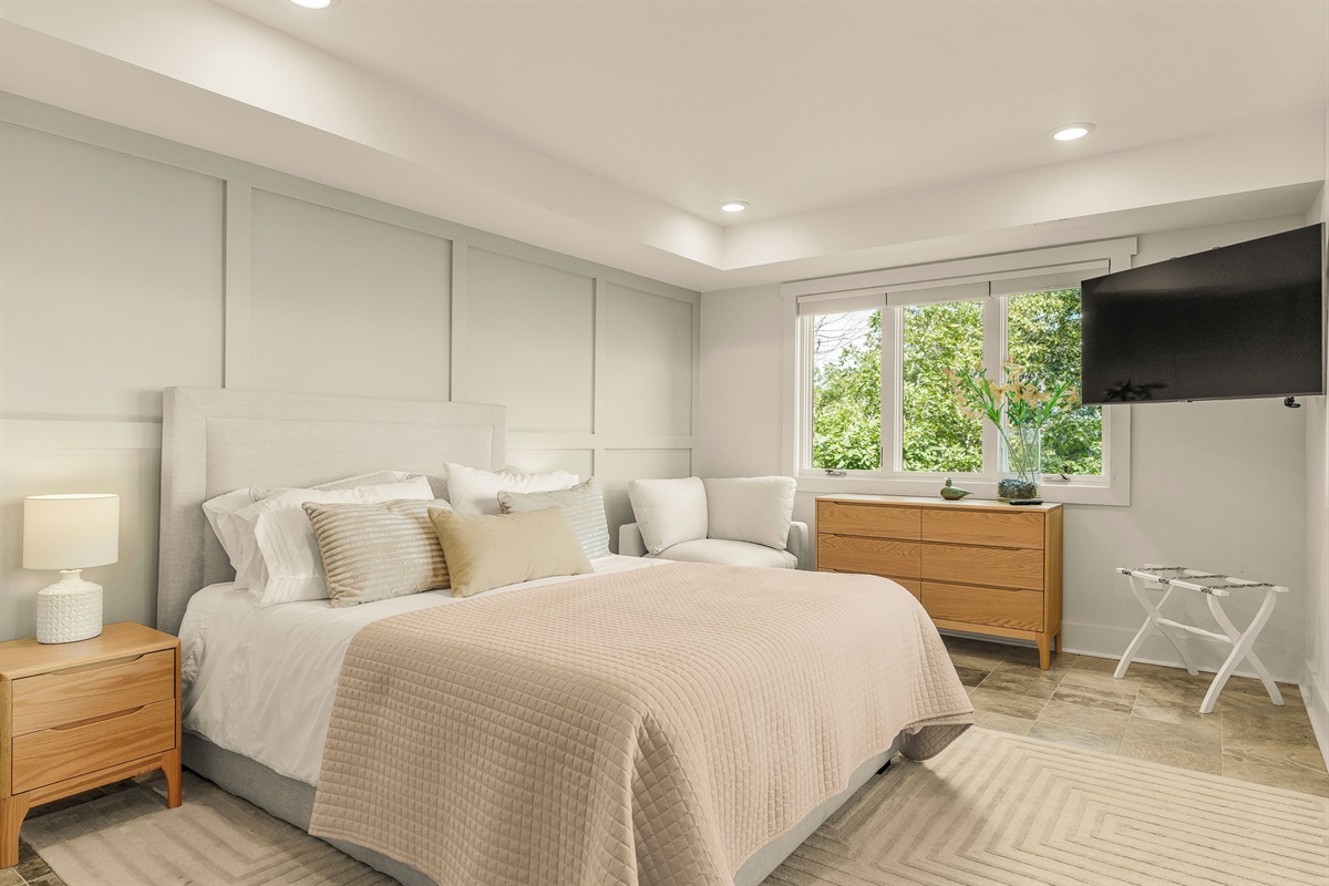 BR4: Queen bedroom with ensuite bathroom, downstairs