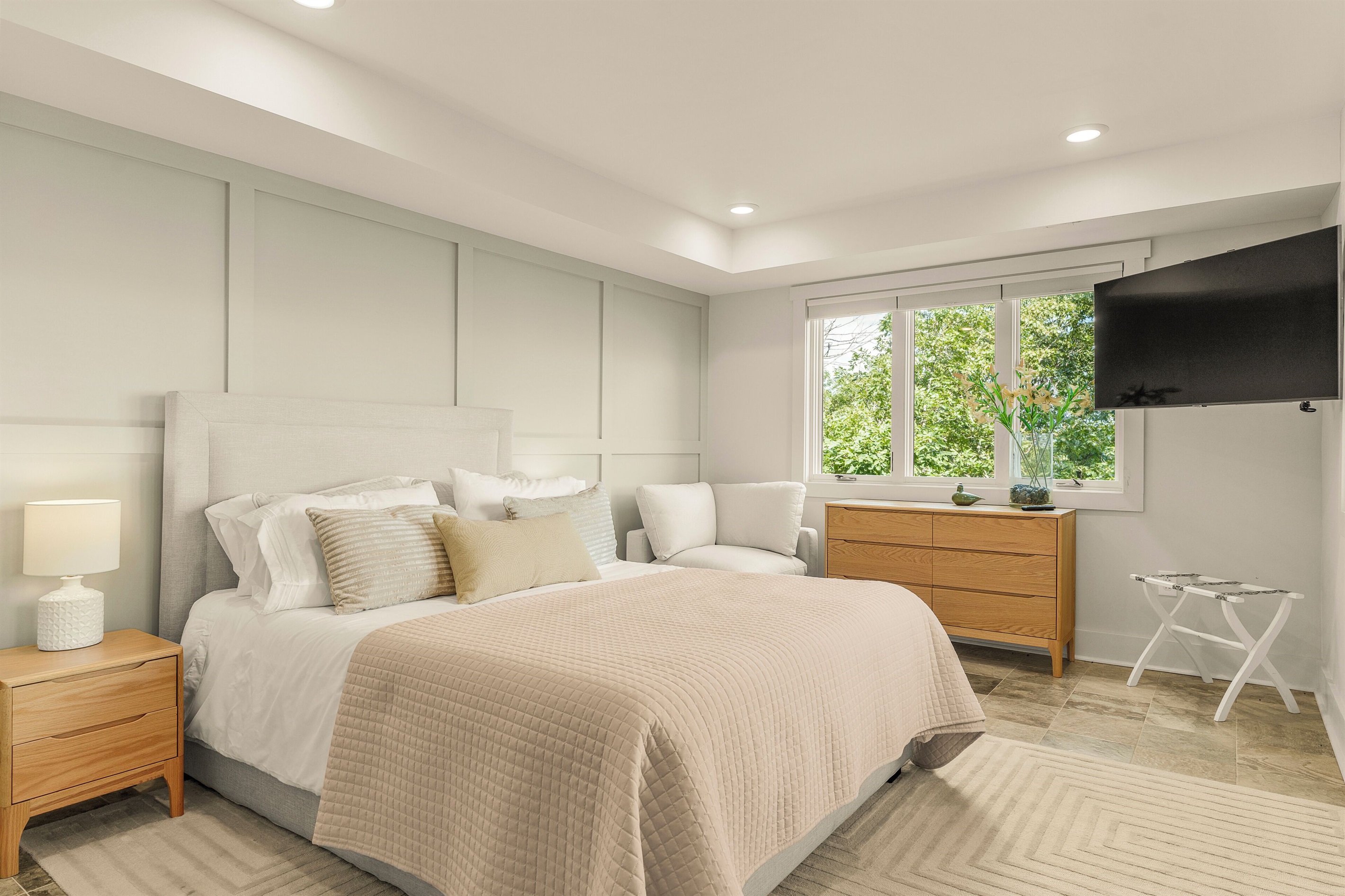 BR4: Queen bedroom with ensuite bathroom, downstairs
