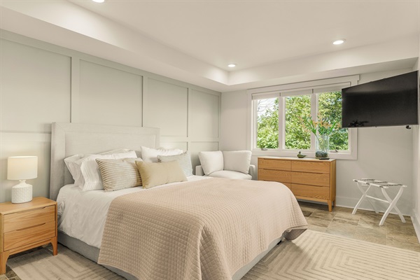 BR4: Queen bedroom with ensuite bathroom, downstairs
