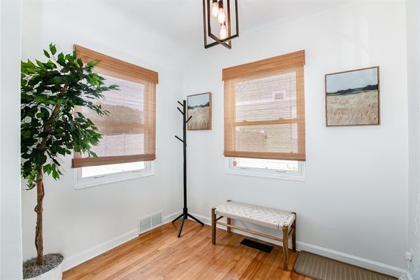 Cozy, Freshly Updated 3BR Home 5 Min from ND, photo 9