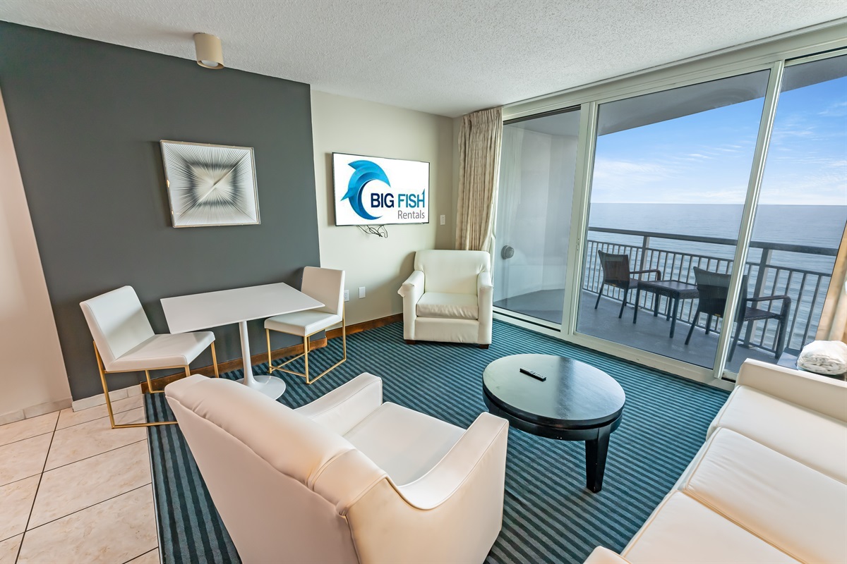 Living Room with Stunning Views🌊☀️