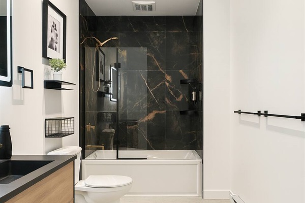 Salle de bain complète avec un bain-douche, savon, eau chaude et miroir illuminé :)