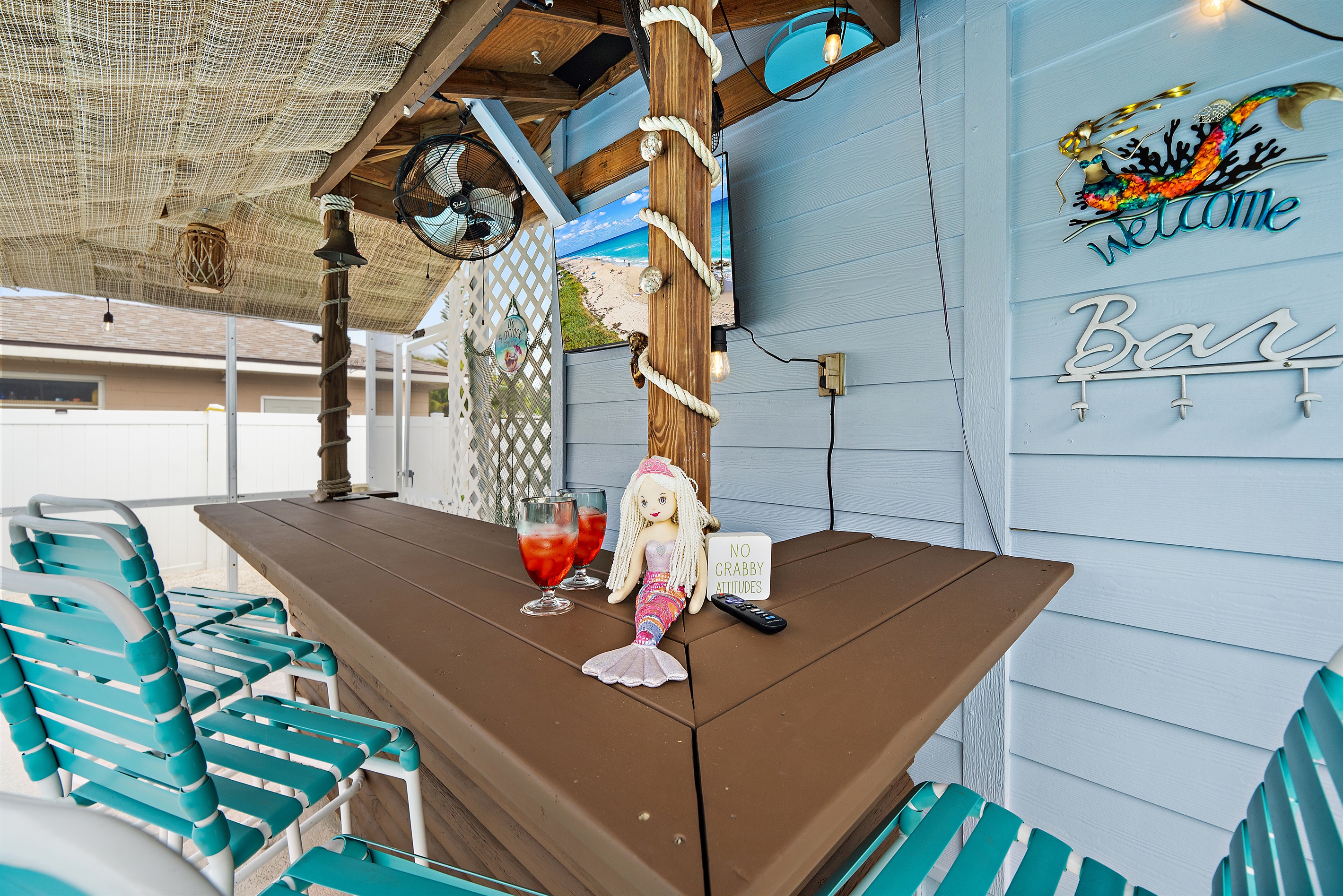 🍸 Sip, sit, and relax at the tiki bar featuring a 40" TV and five comfy bar stools.