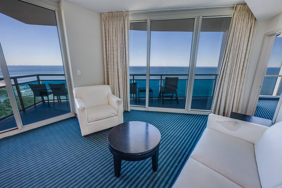 Living Room with Stunning Views🌊☀️