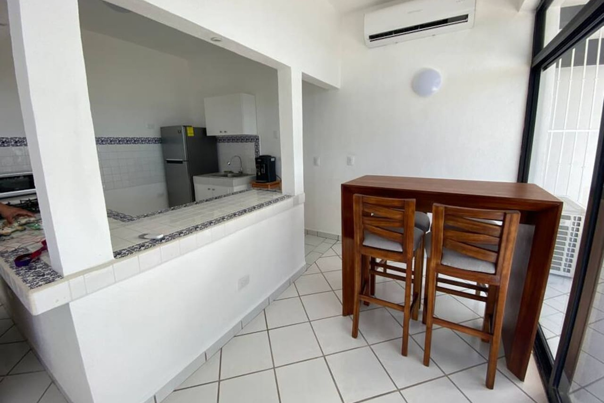 Kitchen and dining table 
Cocina y comedor