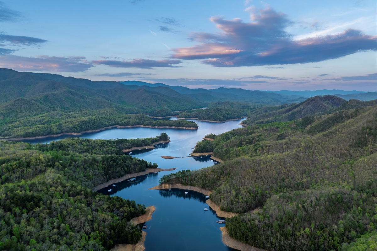 Scenic Retreat: Breathtaking lake views and lush mountains await your adventure!