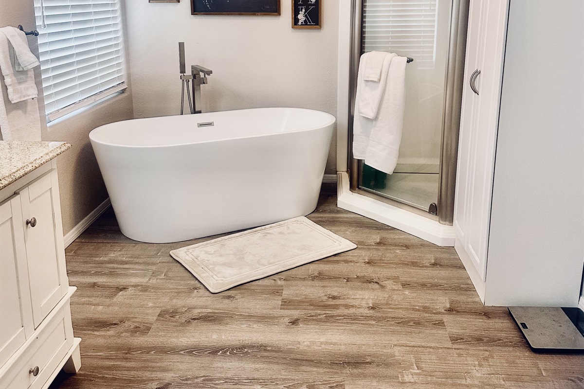 Primary Bath/Ensuite with soaking tub & shower