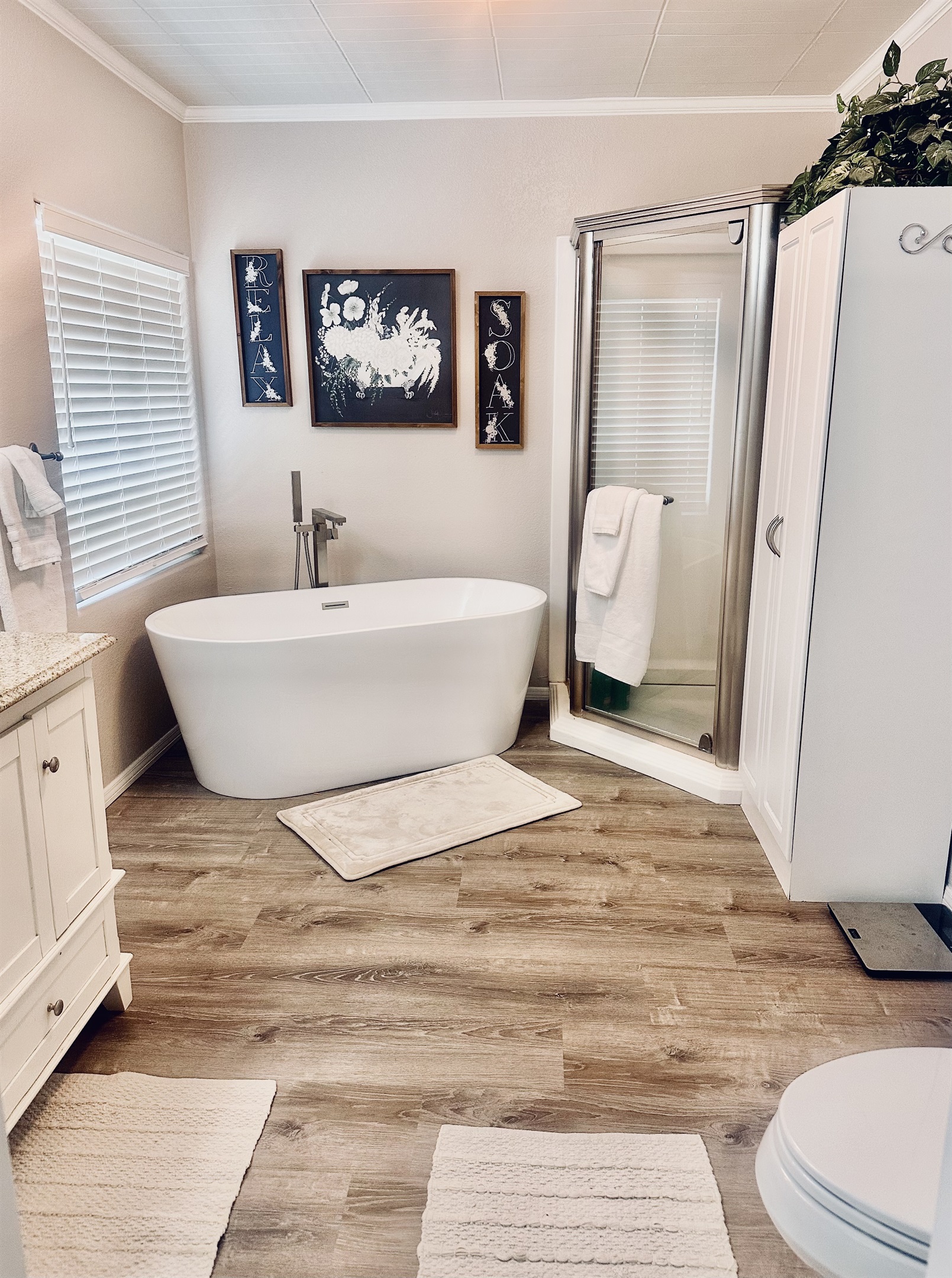 Primary Bath/Ensuite with soaking tub & shower