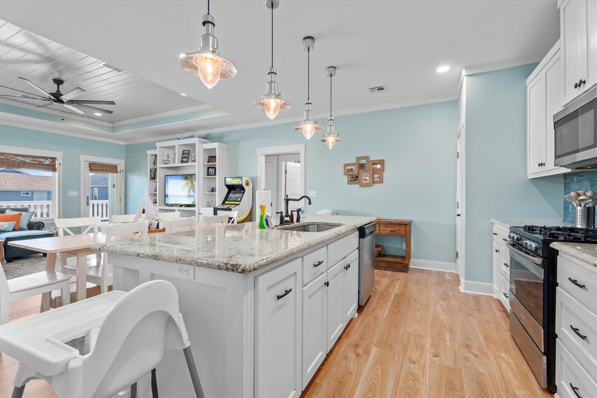 ba9fff68a7114c0184c5e9a2e564d1ae Large | Beachhouse | Texas | TX | Vacation Homes | Galveston | Crystal Beach | Kokomo | Breezy Days | Beachfront Elegance | Sunrise Serenity | Southern Sands Property Management, LLC