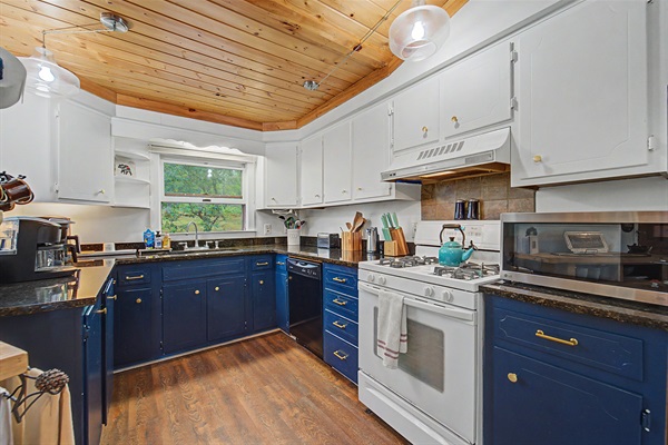 Fully Updated Kitchen Loaded with All Necessities 