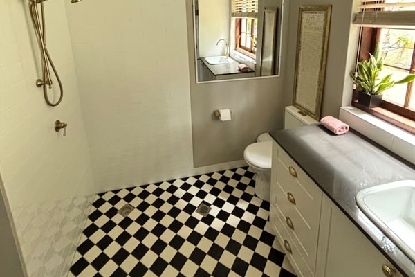 Additional open plan laundry with shower and toilet - for groups over 10 guests - Events Room 
