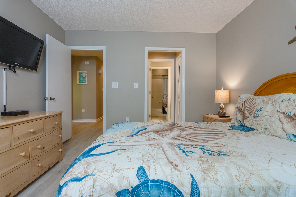 Queen and a twin bed in this lovely 2nd bedroom 