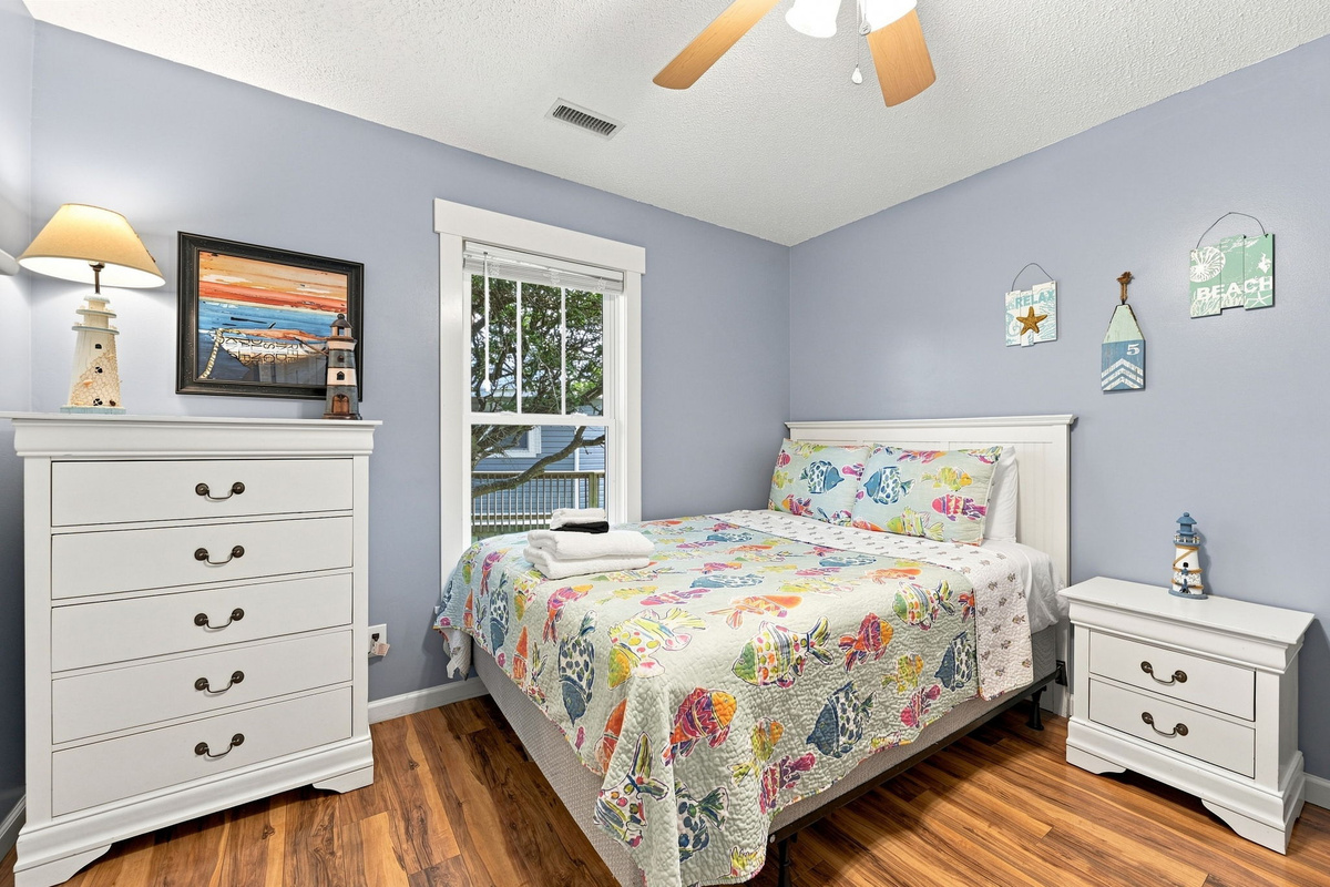 Coastal d&eacute;cor, soft bedding, and plenty of natural light create a welcoming space to recharge after a day by the ocean