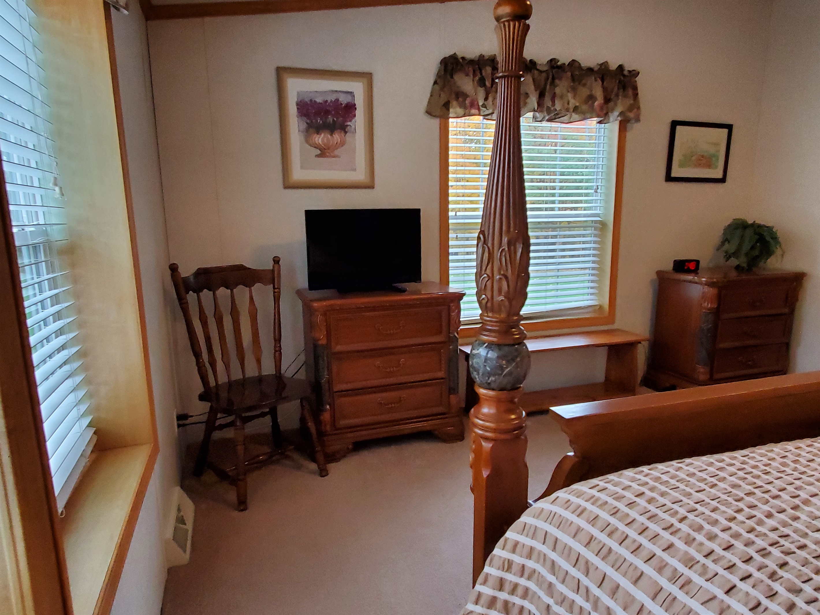 Tv in king bedroom