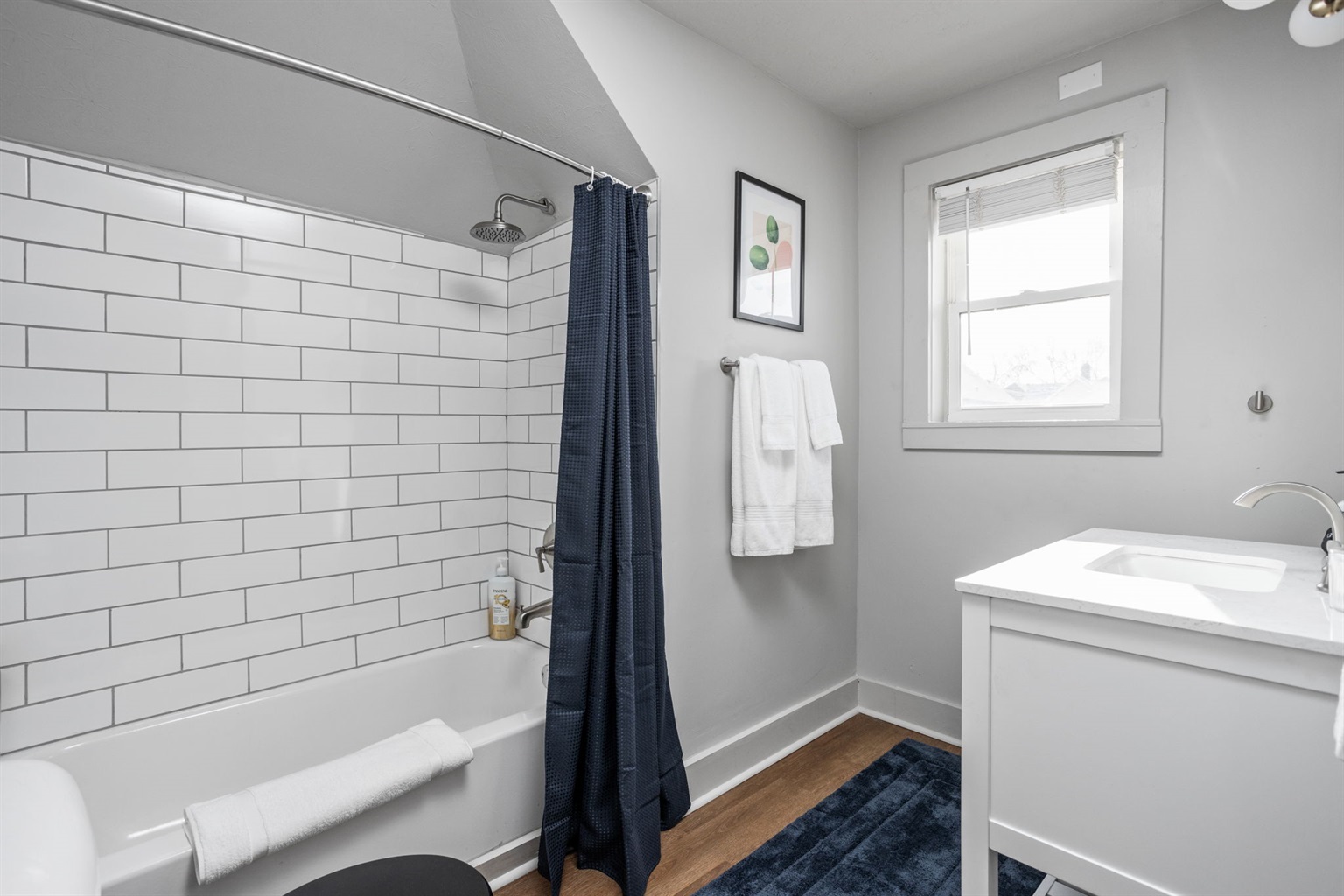 Prepare and unwind in the full bathroom.