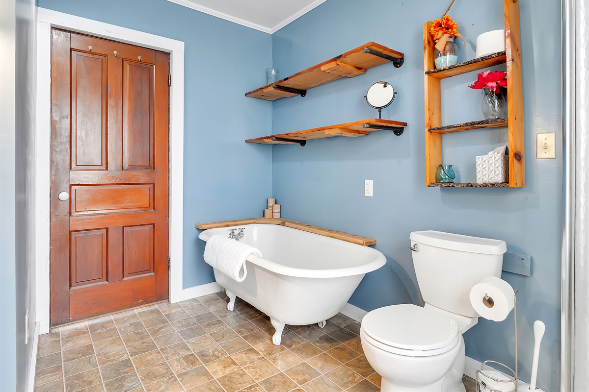 Claw foot tub for relaxation time