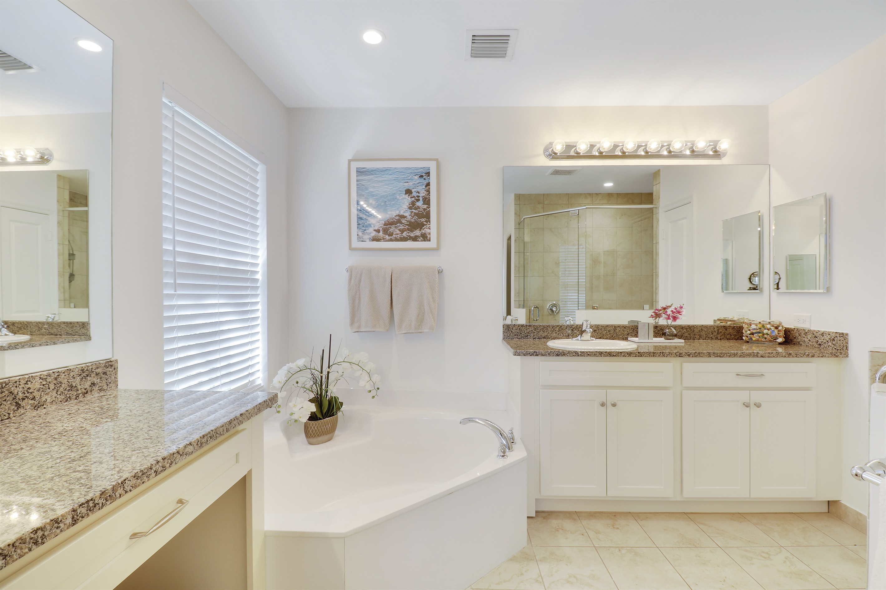 Large master en-suite, 2 sinks, large tub