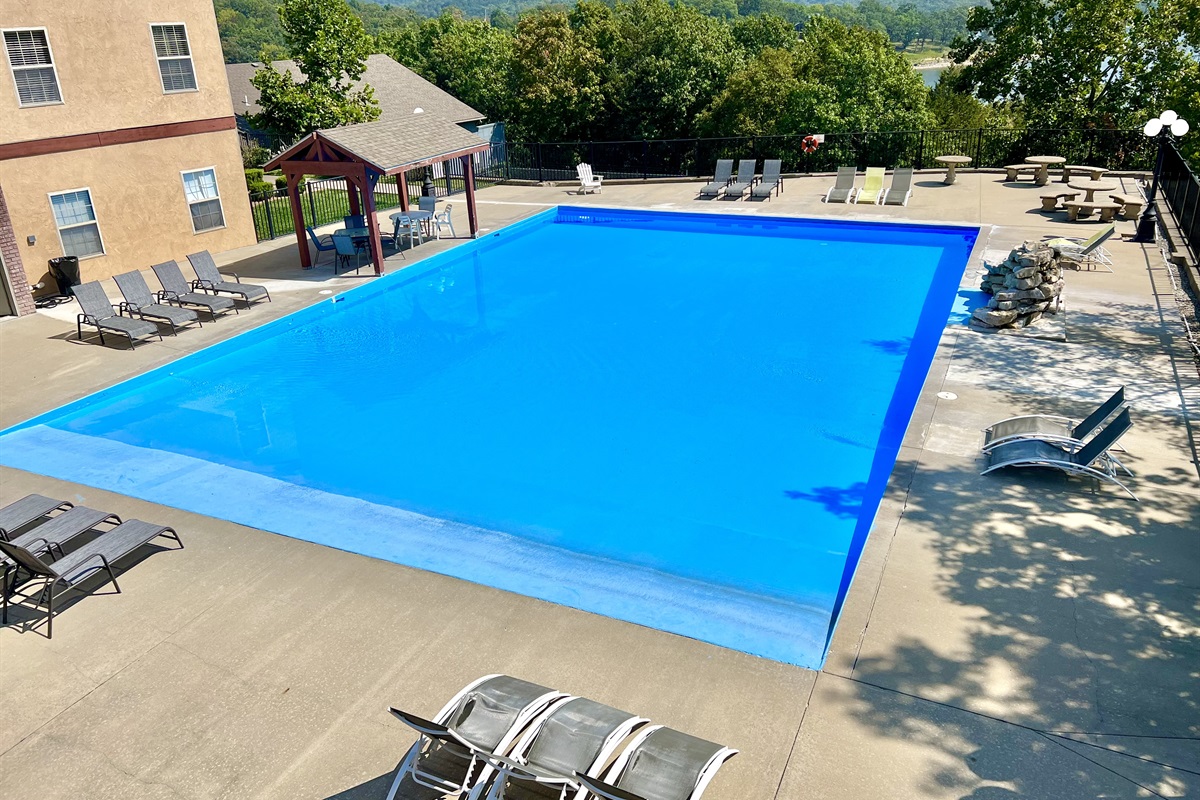 Zero entry community pool