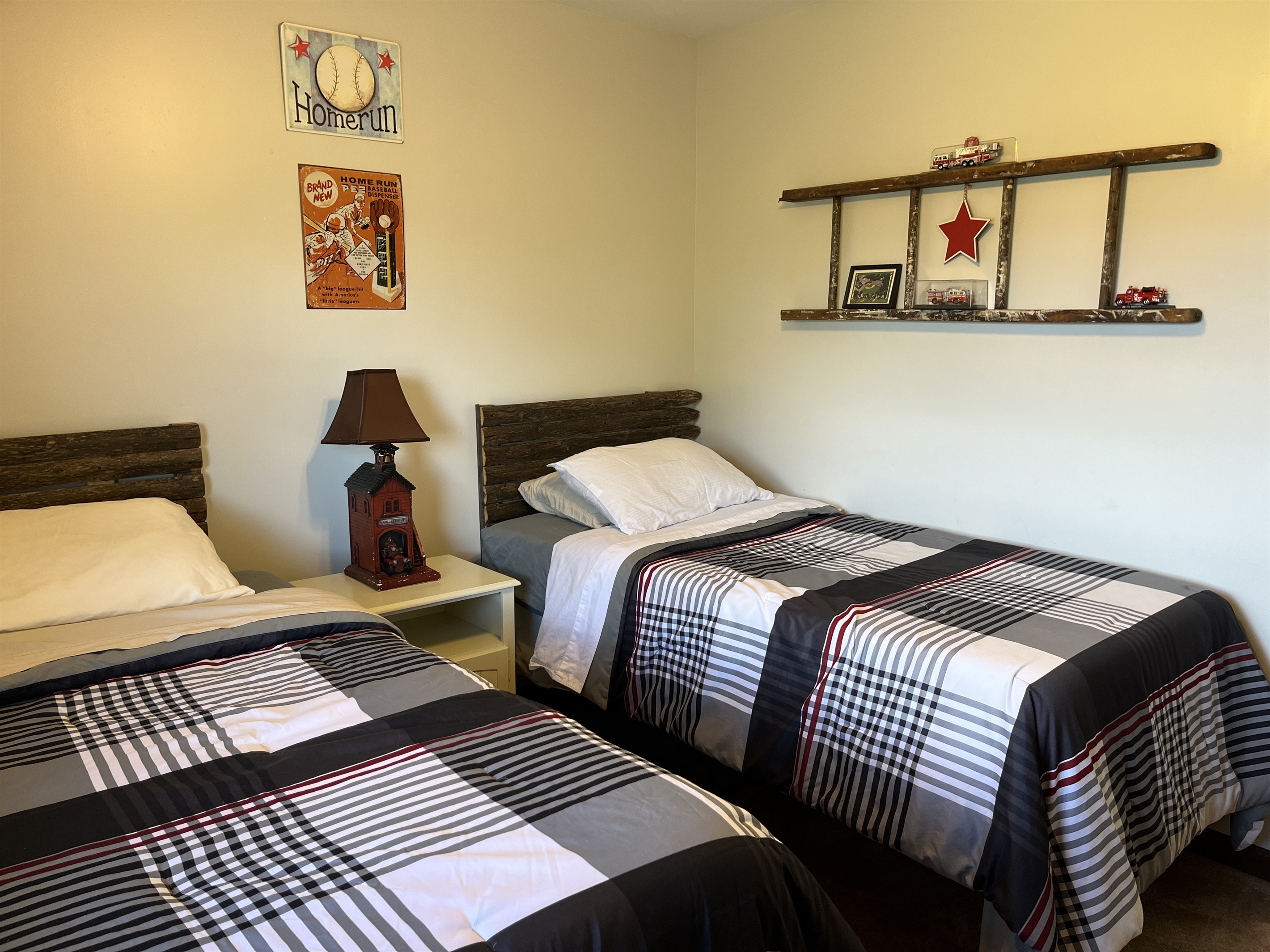 Bedroom with 2 twins