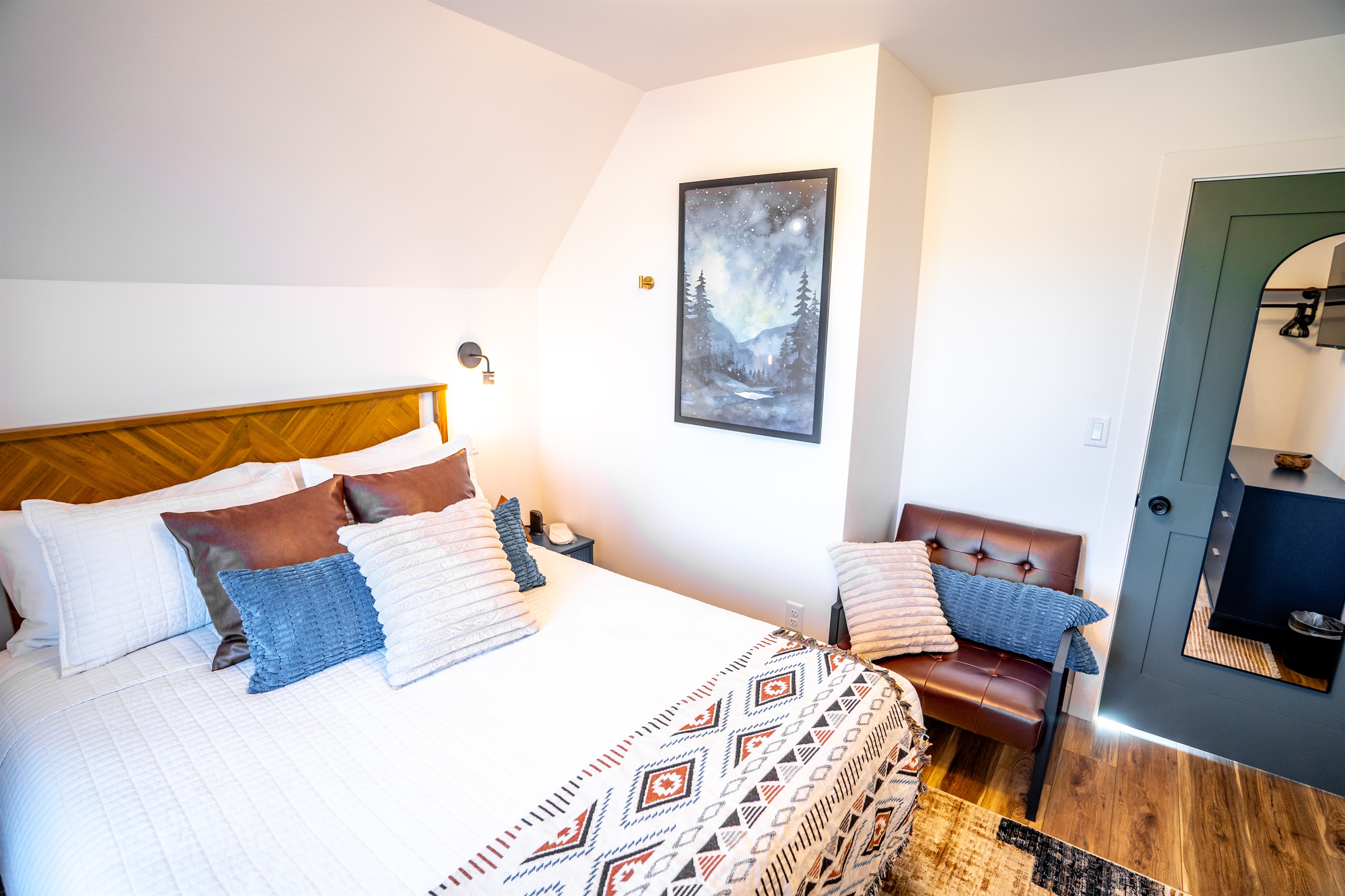 Queen Size Bed w/ Egyptian Cotton Sheets