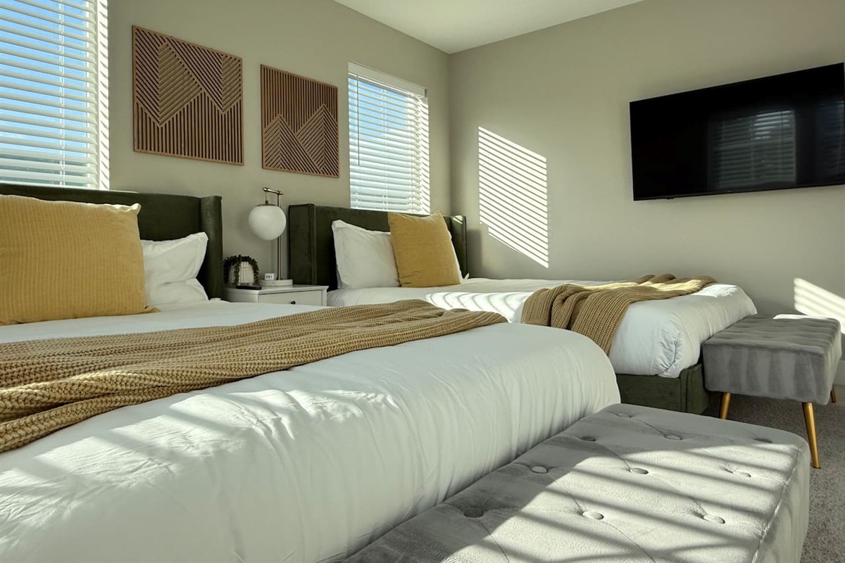 wo queen beds with medium-firm mattresses and a 50-inch TV. ️