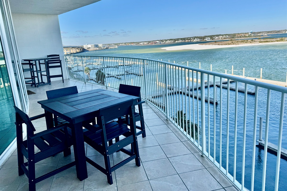 Seating for six for dining!