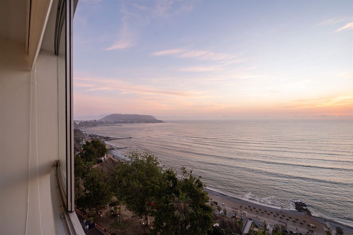 Modern comfort with a queen bed and unforgettable views of the ocean and Malecón  /  Cama queen y vistas inolvidables al océano y al malecón
