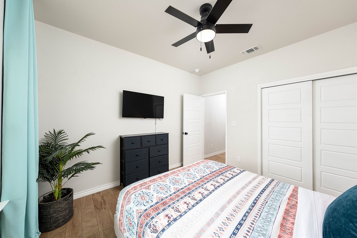 Secondary bedroom w/ Queen Bed
