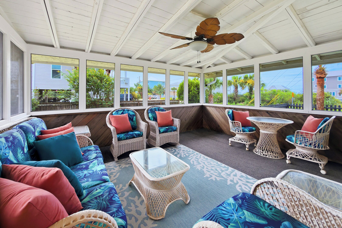 Screened in porch with plenty of seating