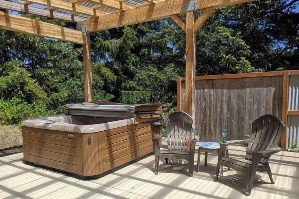 Terrace/patio with hot tub