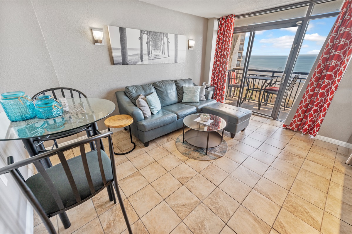 Living Room with Stunning Views🌊☀️