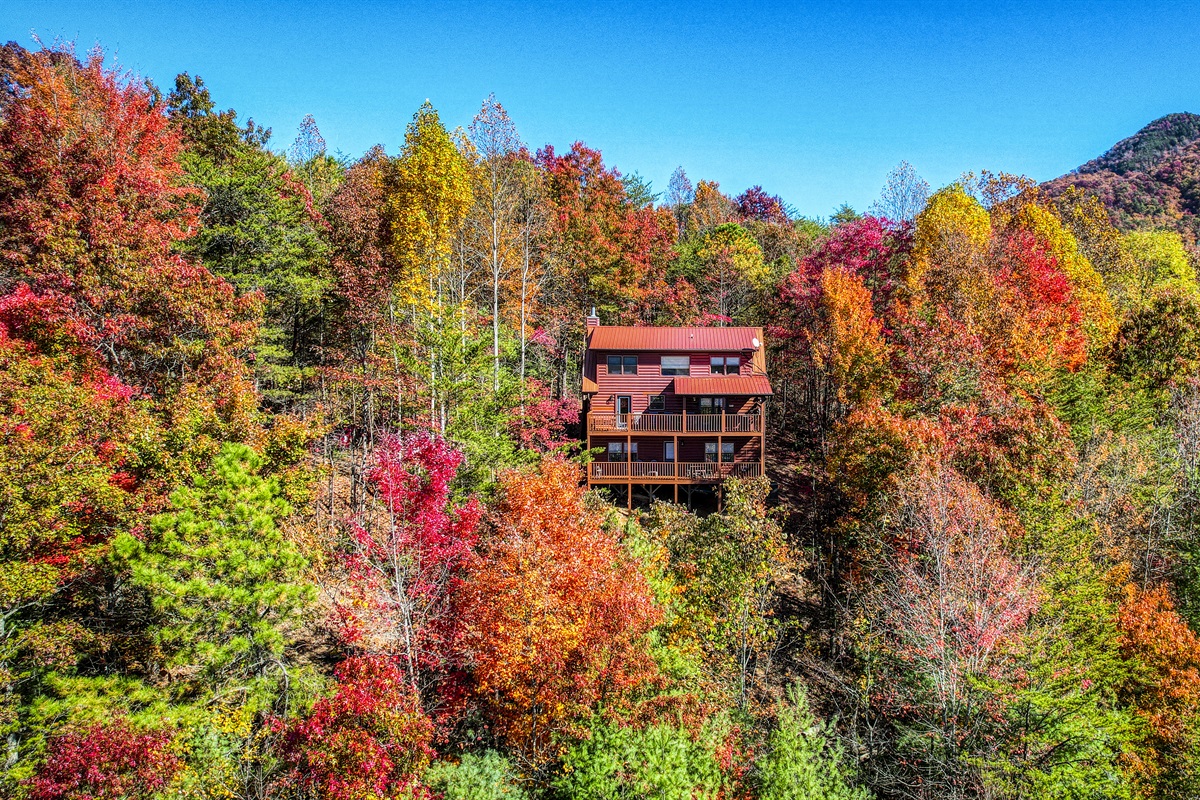 "Great house, beautiful location. Convenient to lots of things to do, but nice enough to just stay in and relax with the AMAZING view!" Sally Oct 2022