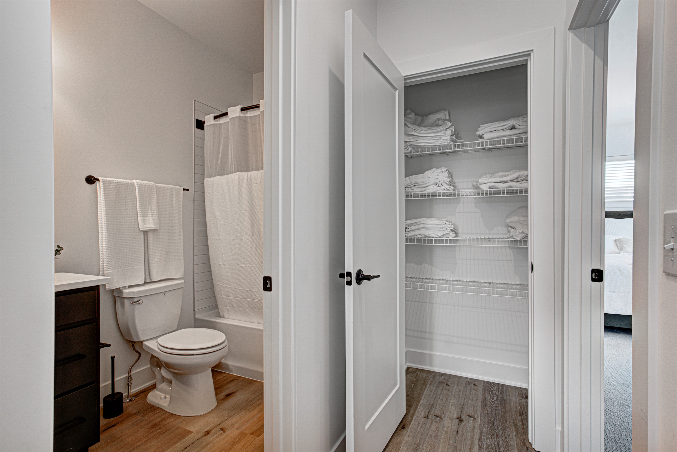 Comfortable and quiet room with a cozy queen-size bed, soft linens, and room-darkening shades. Ideal for couples or solo travelers. Includes fresh towels, a nightstand, and closet space.