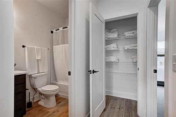Comfortable and quiet room with a cozy queen-size bed, soft linens, and room-darkening shades. Ideal for couples or solo travelers. Includes fresh towels, a nightstand, and closet space.