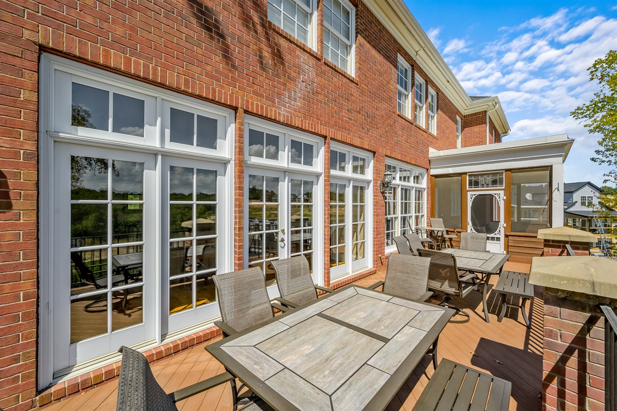 Outdoor dining for 14