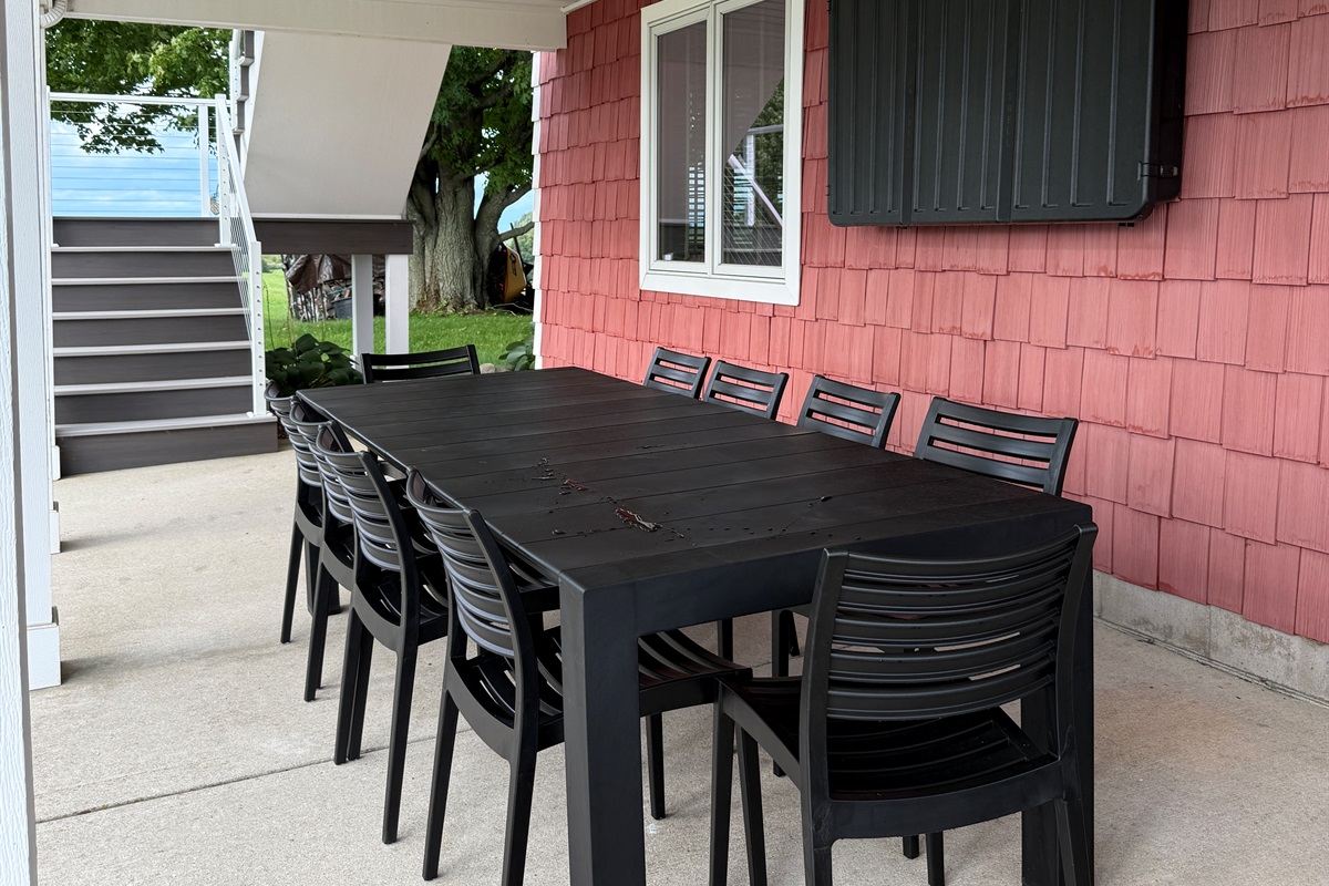 Enjoy an alfresco meal for your fall adventures. The outdoor TV will ensure you don't miss your favorite game of the weekend!